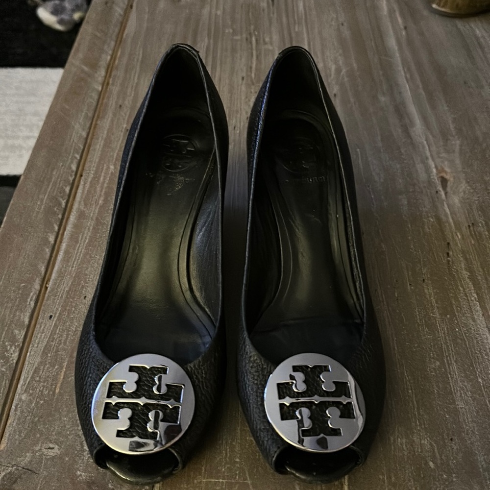 Tory Burch Chelsea wedge with silver logo